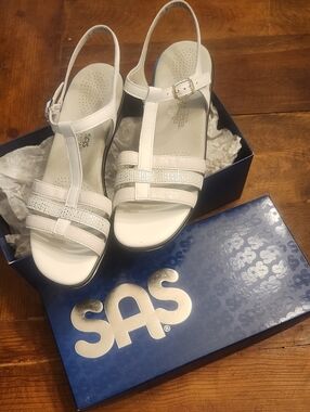 SAS Women's White Slingback T-Strap Sandals with Shimmer Straps NWT SIZE 10